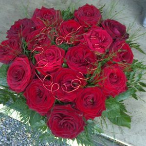 Coeur de roses rouge fleuriste à St Georges du Vièvre